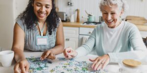 Accueil de jour en EHPAD 2025 : coût net (APA, transport), démarches et places près de chez vous