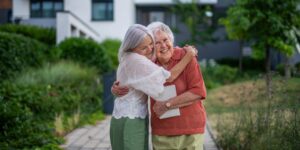 Perte de mémoire chez un proche : médecin traitant, gériatre ou neurologue ? Le bon ordre et les délais
