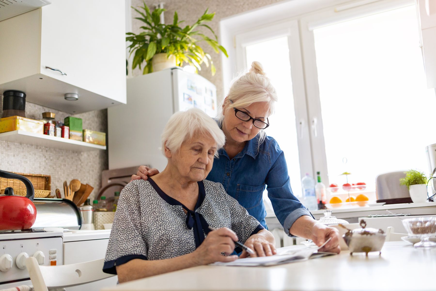 Senior qui fait un test de mémoire à la maison avec son aidante