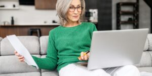 APA à domicile conditions, montants, démarches et aides cumulables en 2025