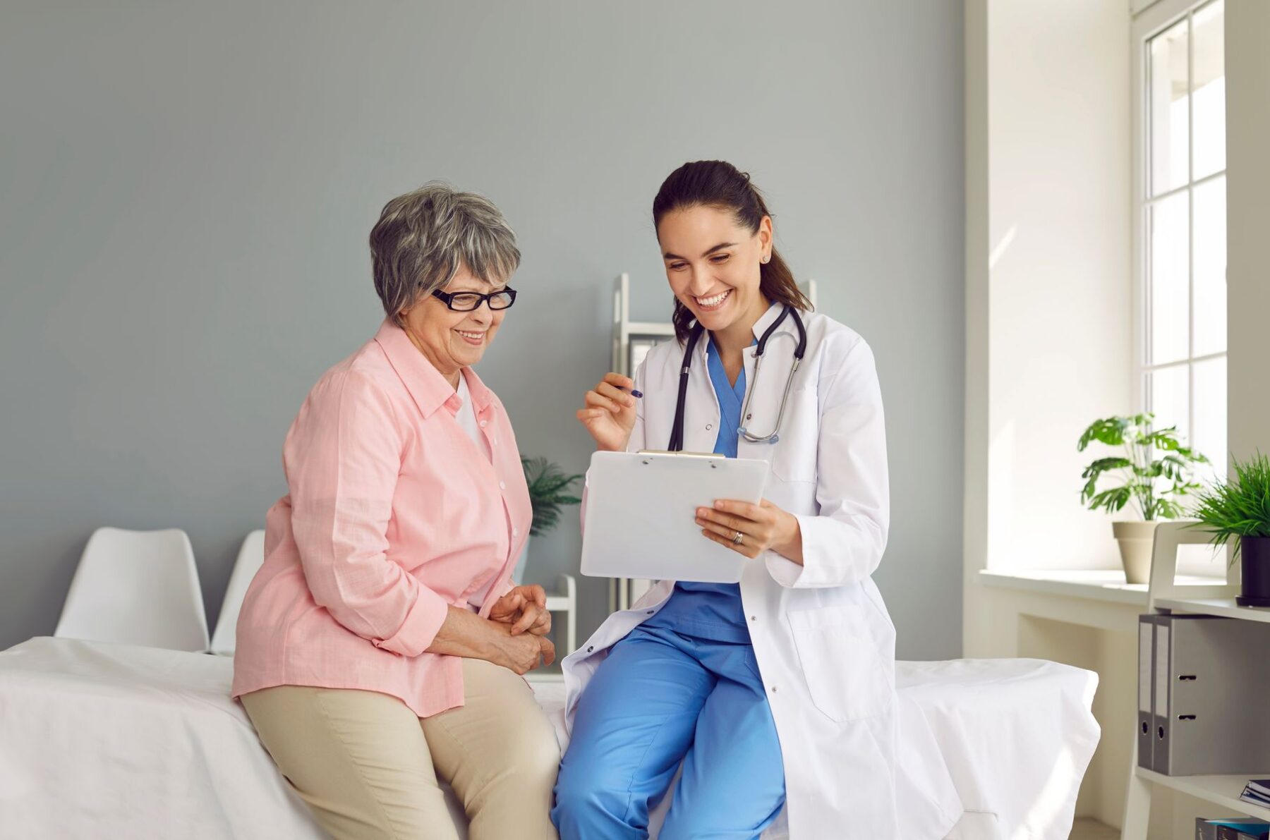Senior avec des symptômes d'Alzheimer qui fait un entretien clinique