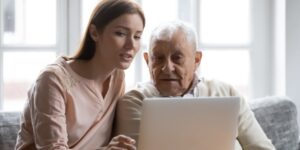 Peut-on vraiment améliorer le GIR de son parent ? Ce qui est possible et ce qui ne l’est pas pour garder ses aides