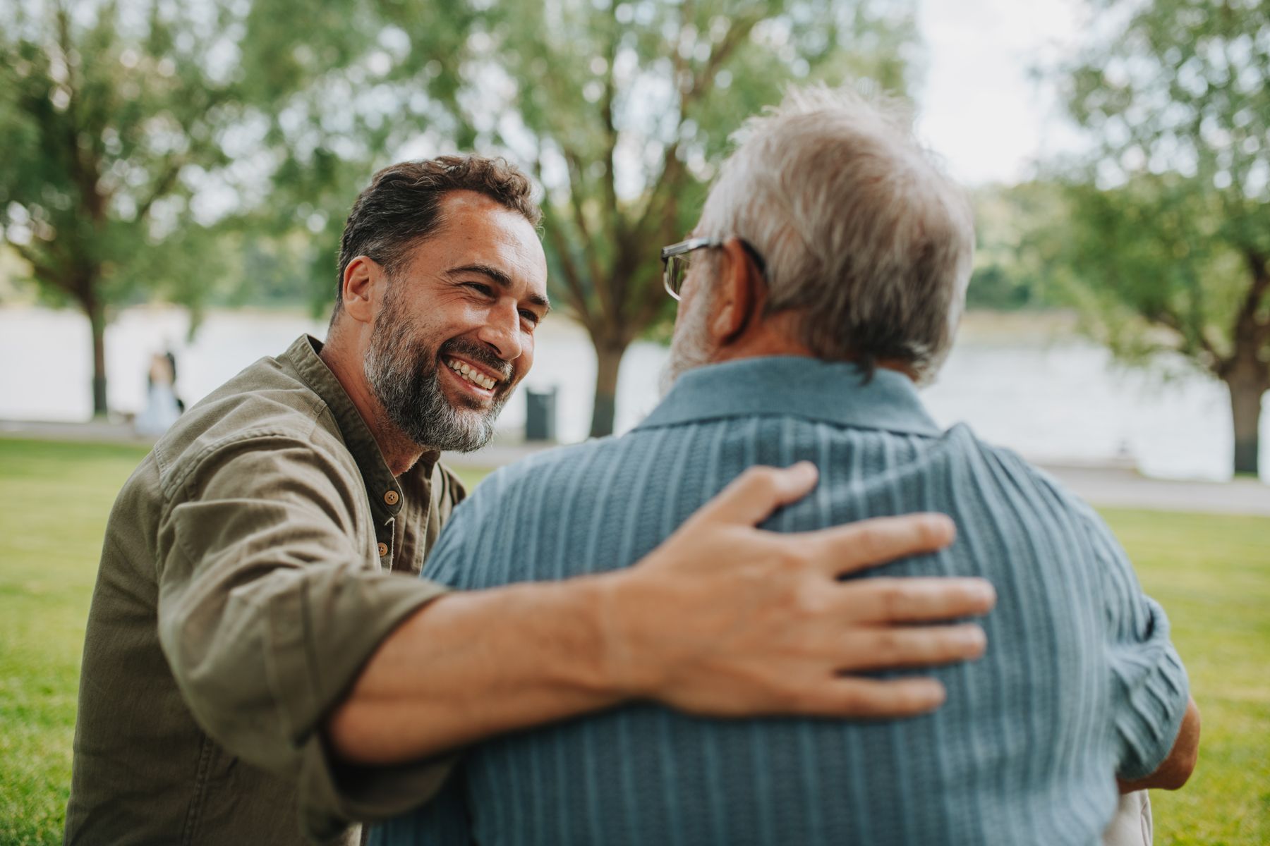 Aidant qui dit des phrases rassurantes à son proche senior