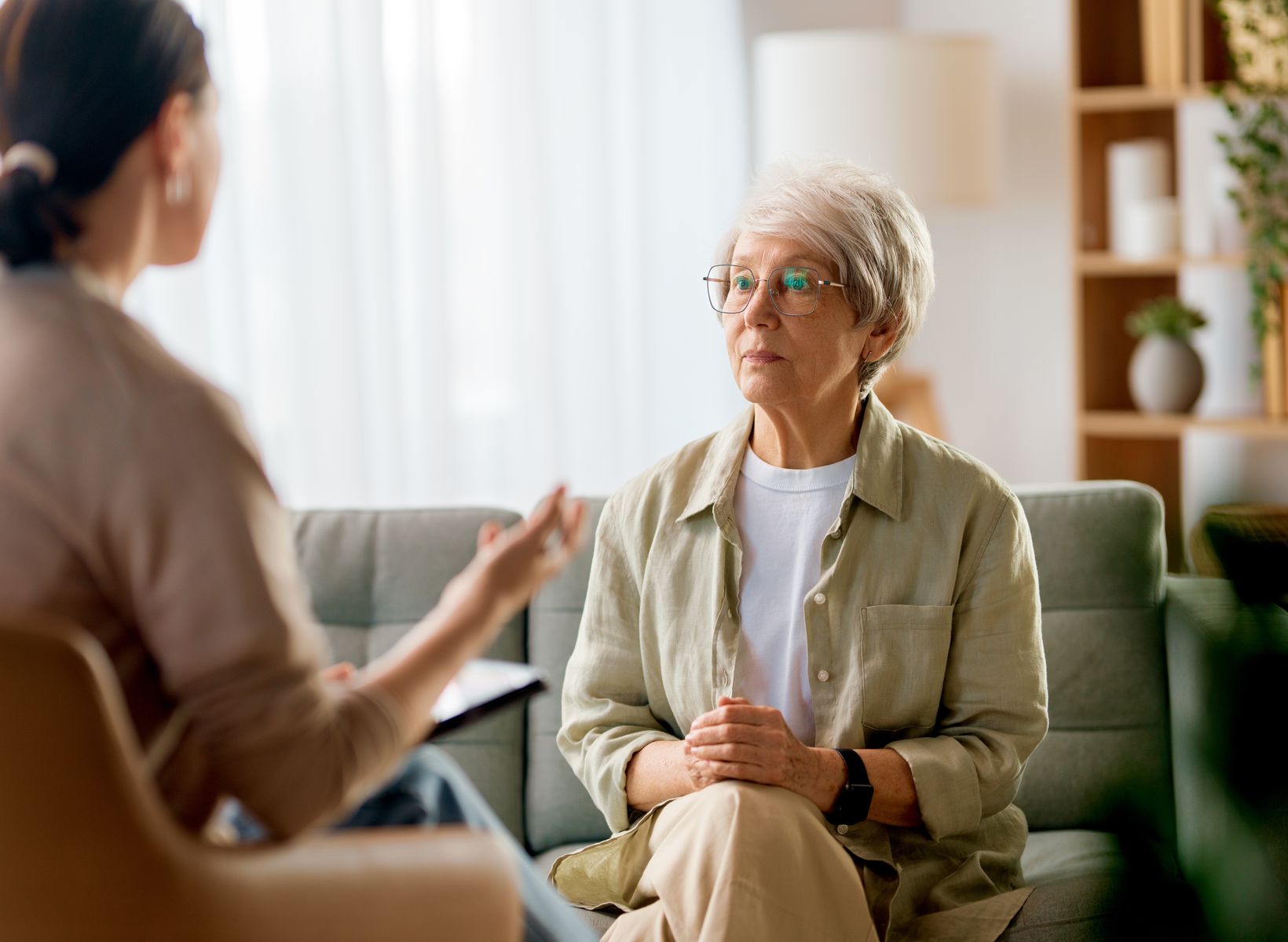 Senior avec une psychologue en unité protégée