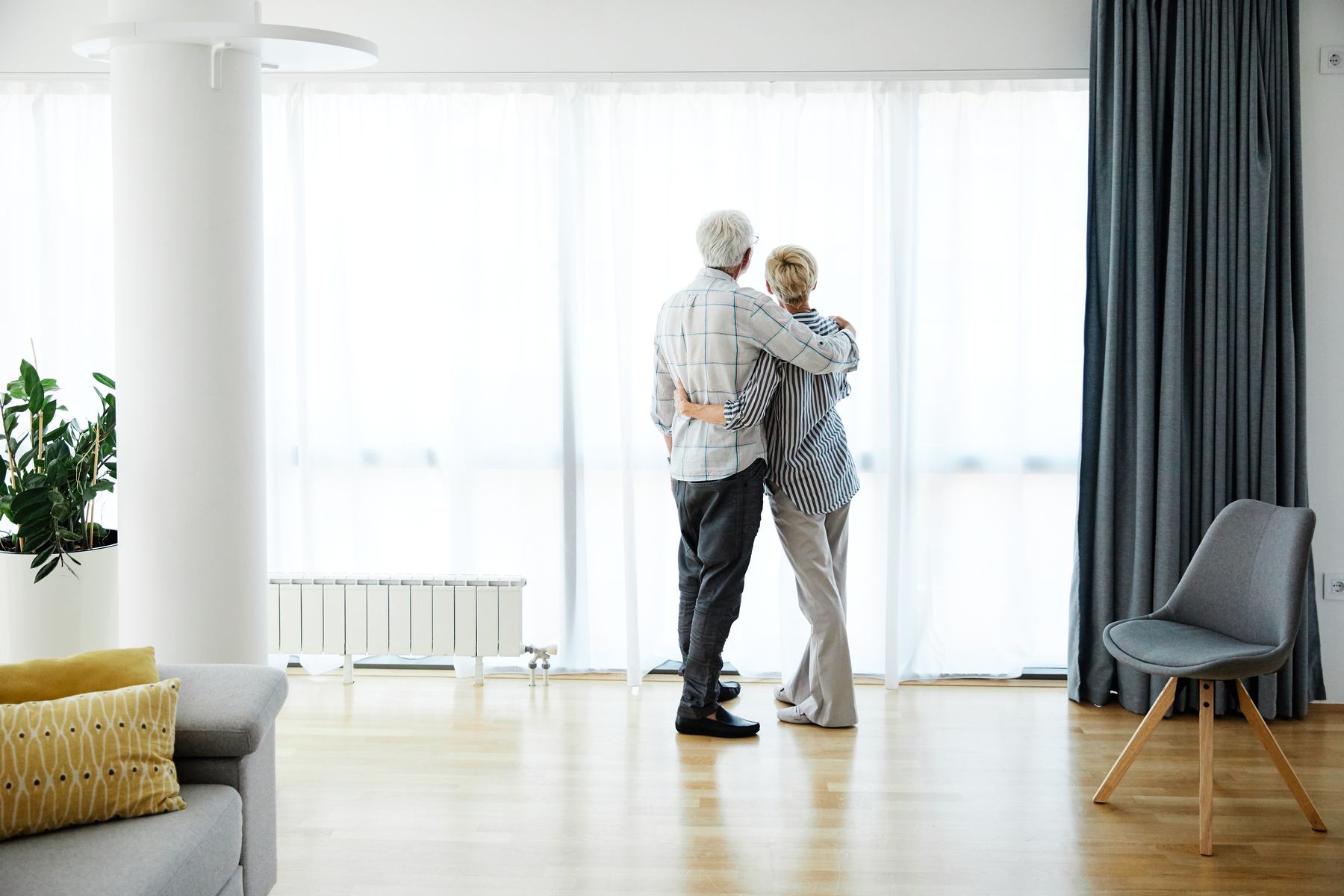 Seniors qui visitent un EHPAD