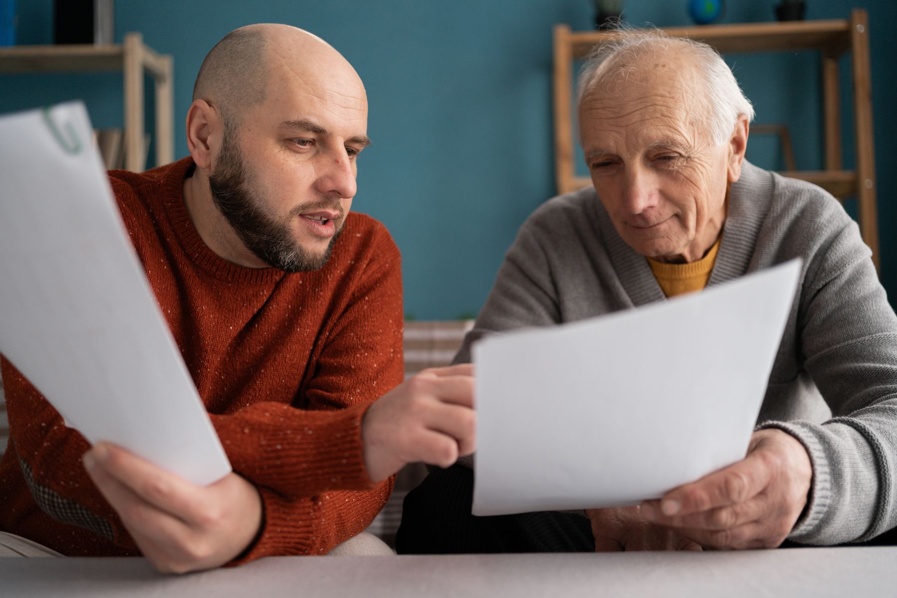 Aidant qui aide son senior dans sa déclaration d'impôts