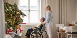 Après Noël : 7 signes que votre parent ne peut plus rester seul (et quand envisager un EHPAD)