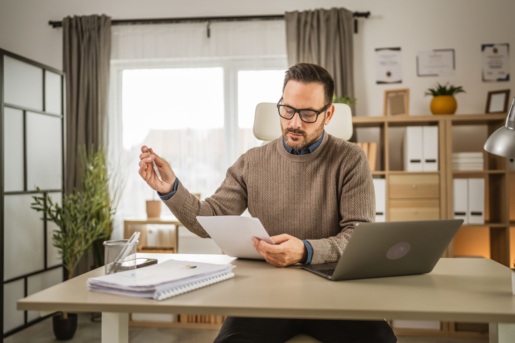 Aidant qui prépare le dossier d'entrée en EHPAD pour son proche senior