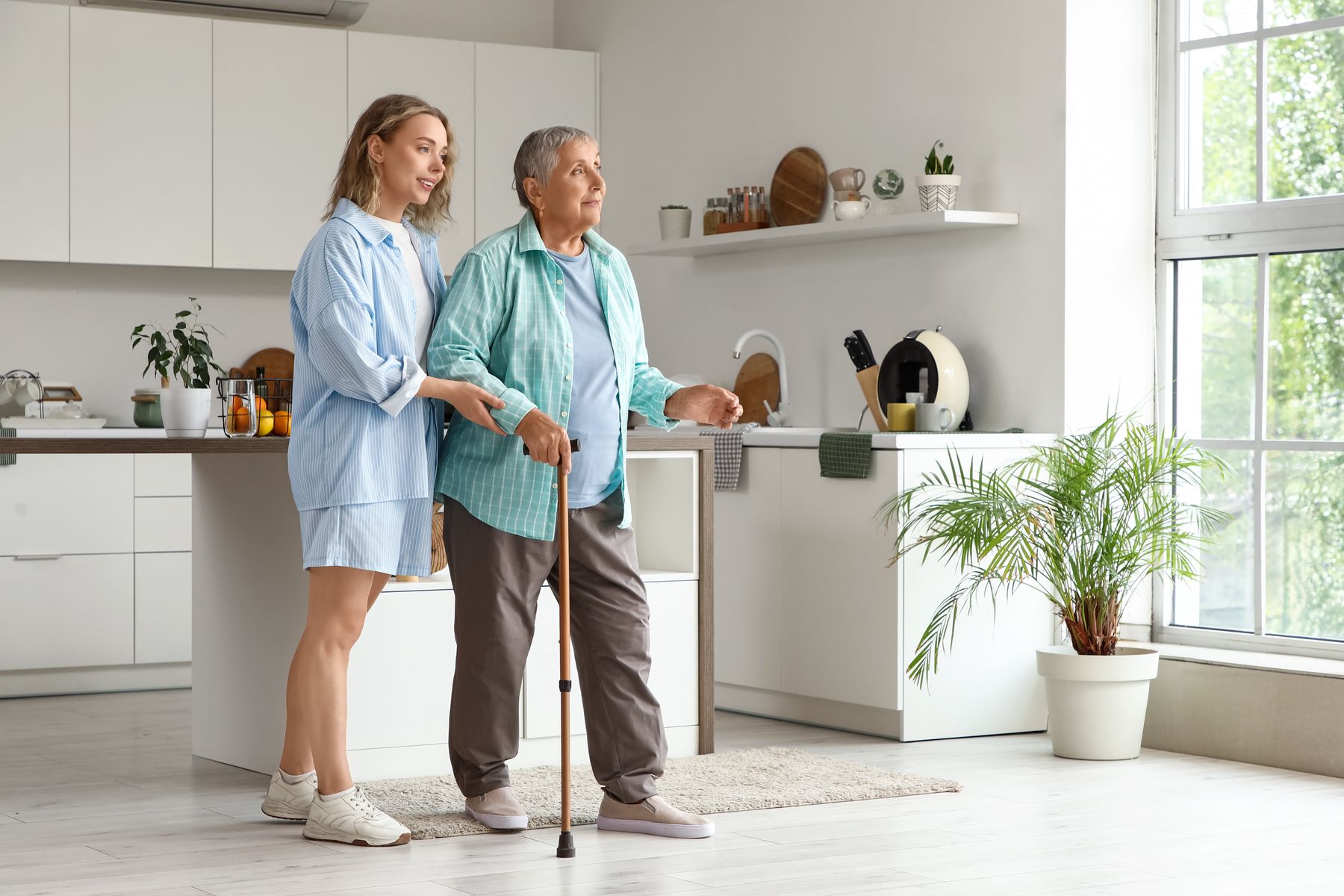 Aidante qui observe sa proche senior au quotidien pour déterminer le GIR