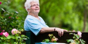 Village senior en maison individuelle : fonctionnement, prix, avantages et critères pour bien choisir en 2026