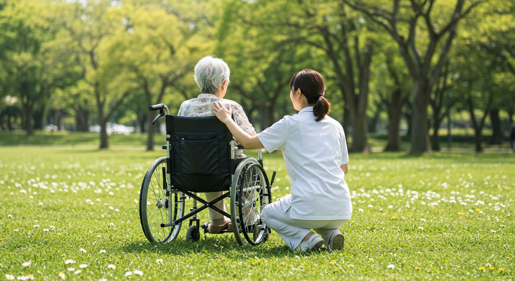Aide soignante qui aide une senior à lutter contre les troubles du sommeil avec des sorties en extérieur