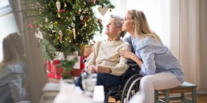 Alzheimer à Noël : 9 situations qui déstabilisent les familles (et comment les éviter)
