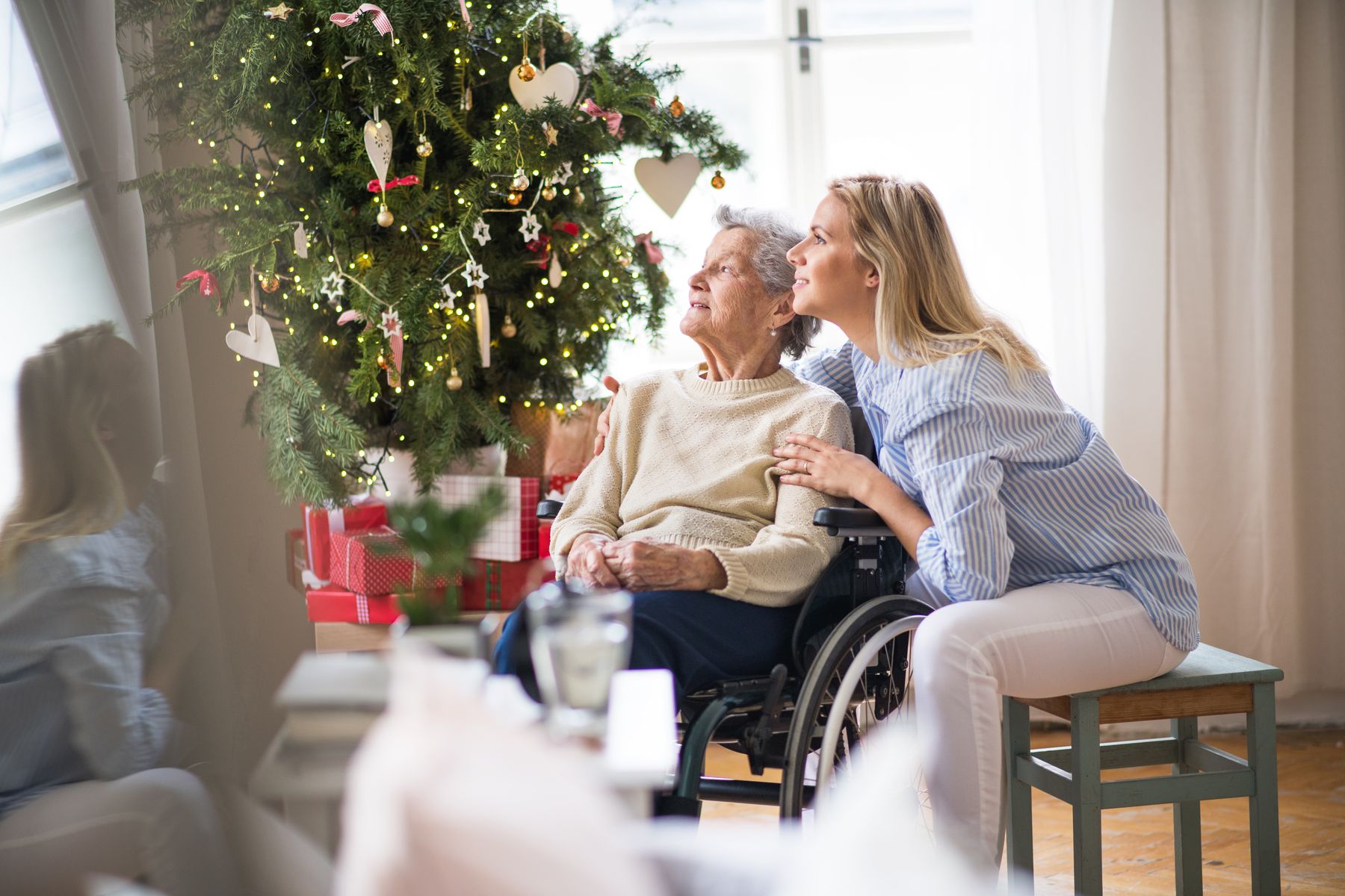 Alzheimer à Noël : 9 situations qui déstabilisent les familles (et comment les éviter)
