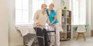 Combien de temps peut-on rester en gériatrie ? Durée, règles et solutions après l’hospitalisation