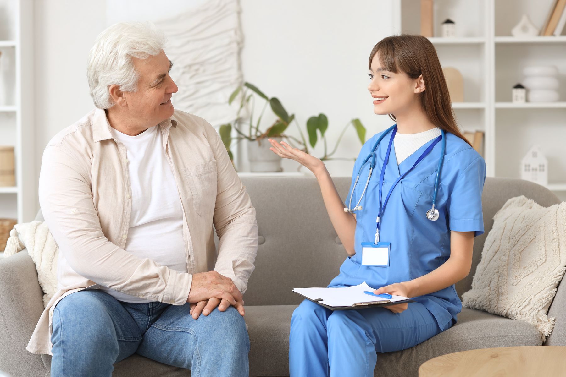 senior en GIR 3 avec une infirmière à domicile pour prendre les médicaments