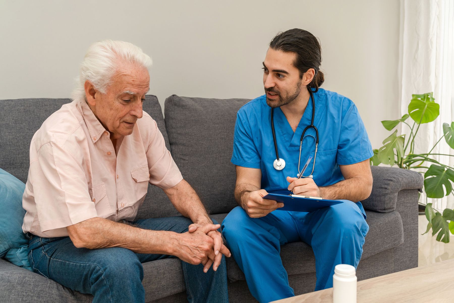 Senior en hébergement temporaire en EHPAD en raison d'une perte d'autonomie soudaine