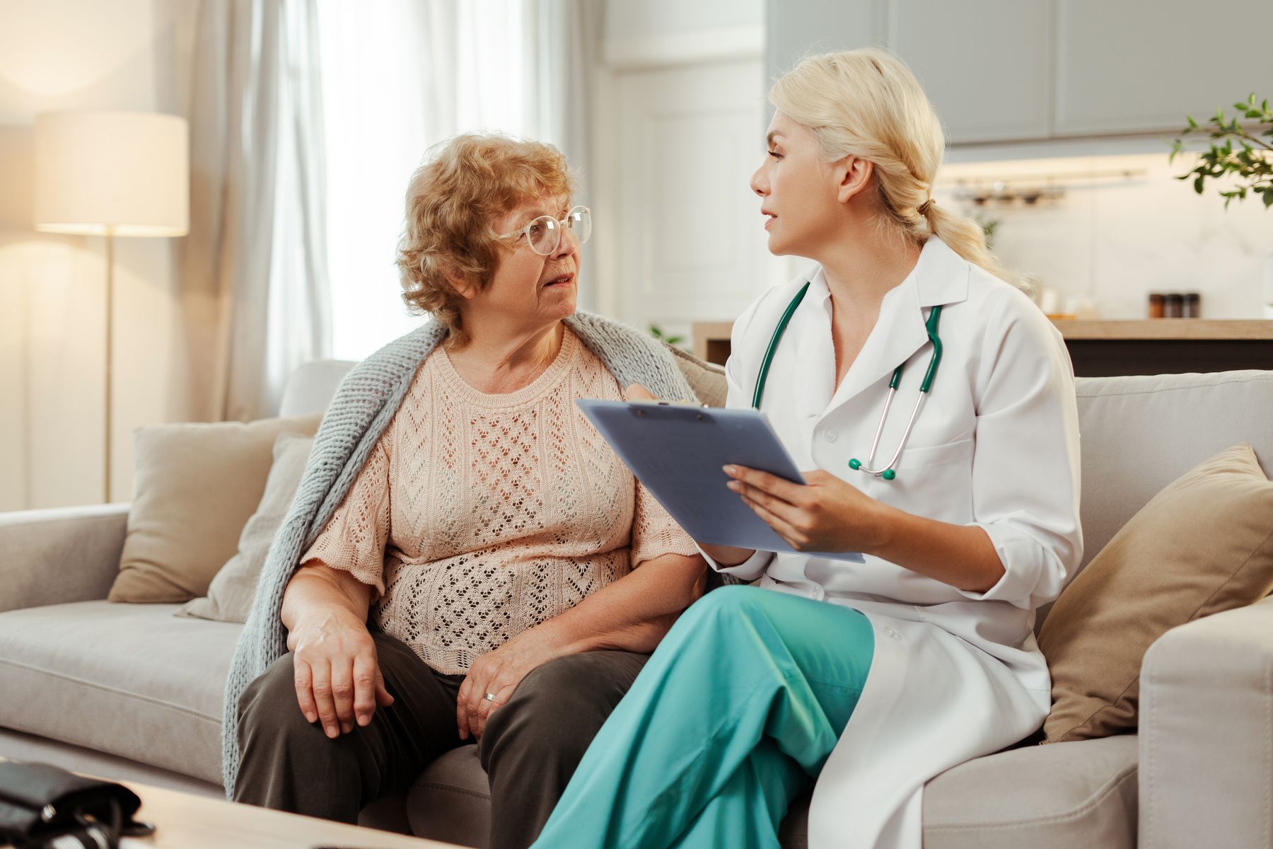 femme senior en GIR 3 isolée qui choisit l'entrée en EHPAD