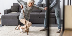 Perte d’équilibre : causes possibles, symptômes et solutions selon la situation