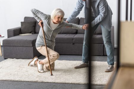 Perte d’équilibre : causes possibles, symptômes et solutions selon la situation