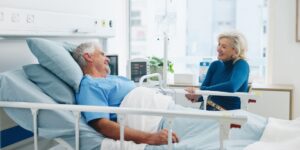 APA et hospitalisation : est-ce suspendu ? Comment éviter une coupure de versement ?