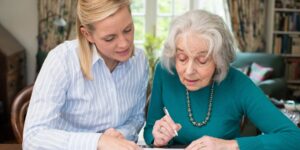 Quand la retraite varie et ne couvre plus toutes les dépenses : comment évaluer la situation financière d’un parent âgé ?