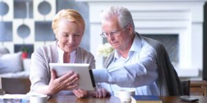 Passer du domicile à l’EHPAD que devient l’APA (transfert, révision, délais)