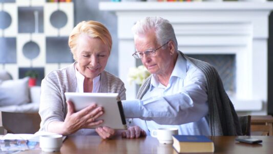 Passer du domicile à l’EHPAD que devient l’APA (transfert, révision, délais)