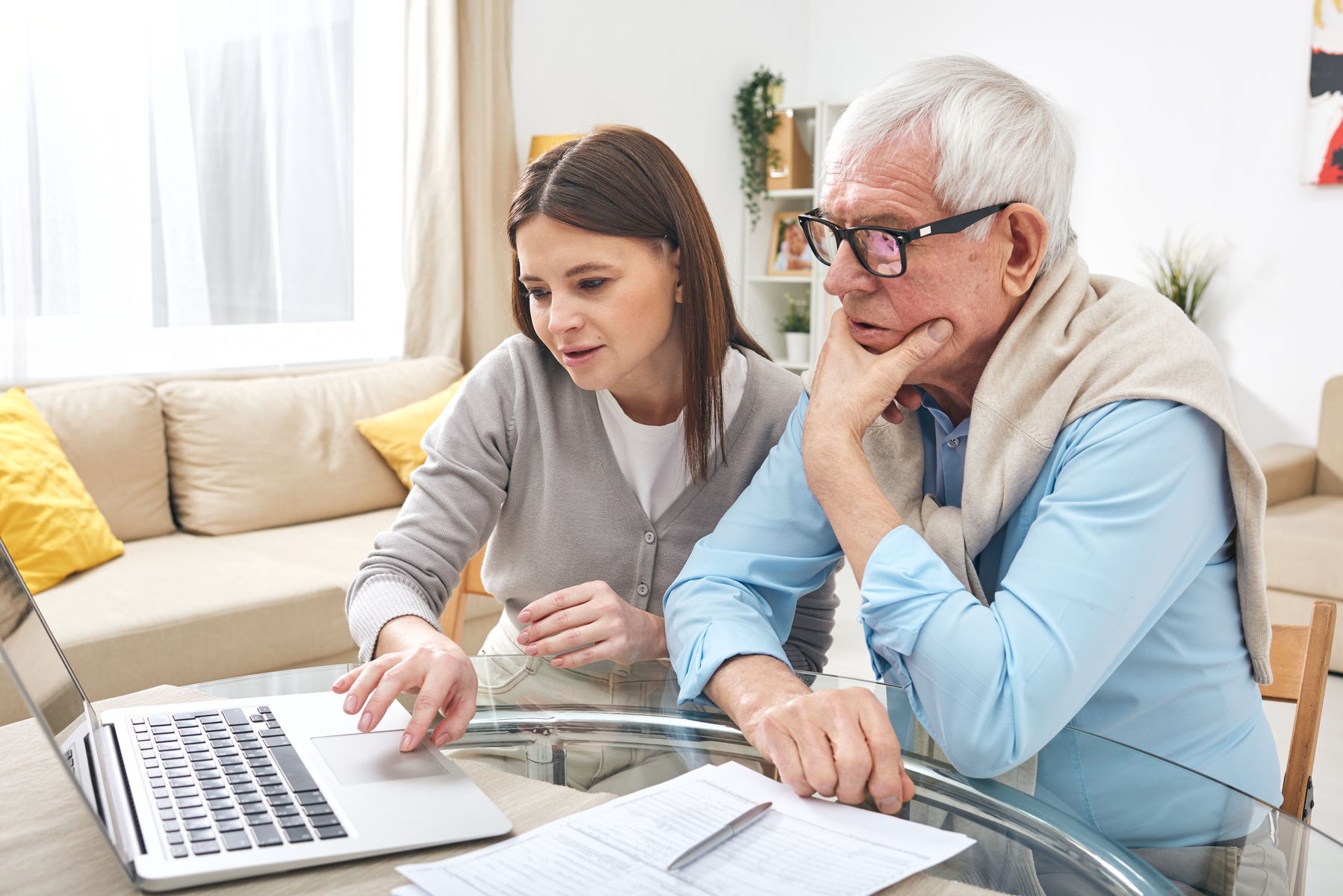 Senior qui se renseigne avec son aidante sur les USLD