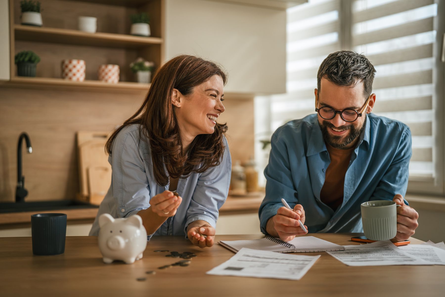 Aidants qui préparent le dossier pour le transfert le bon établissement de leur proche senior