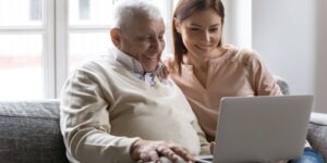 Votre parent change d’EHPAD dans un autre département ? Voici les démarches à faire (mairie, APA, CAF, URSSAF)