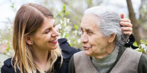 Accepter l’entrée en EHPAD : comment dépasser la culpabilité de placer sa mère ou son père