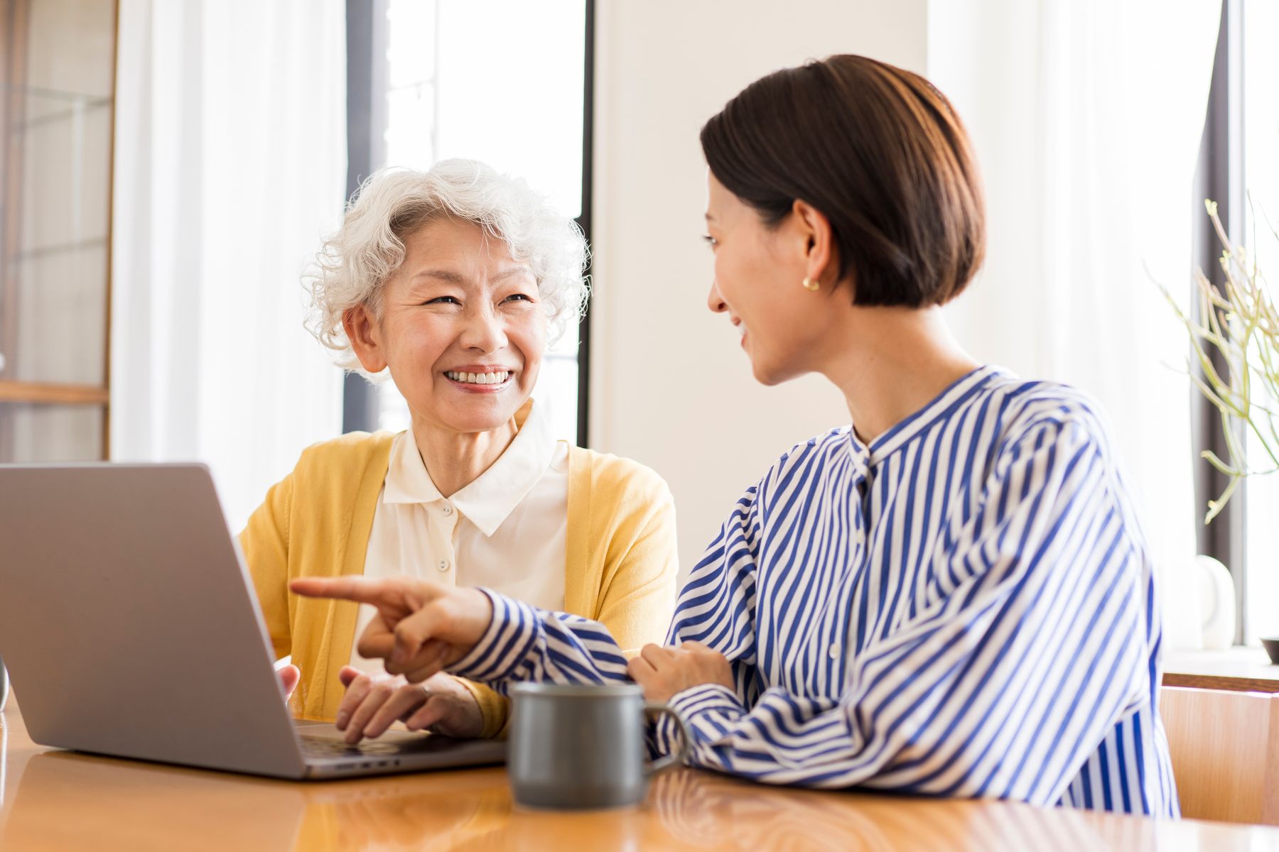 Senior et son aidante qui regardent l'évaluation HAS d'un EHPAD