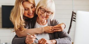 Guide 2026 des impôts après une entrée en EHPAD : gérez le logement, la taxe foncière et les démarches