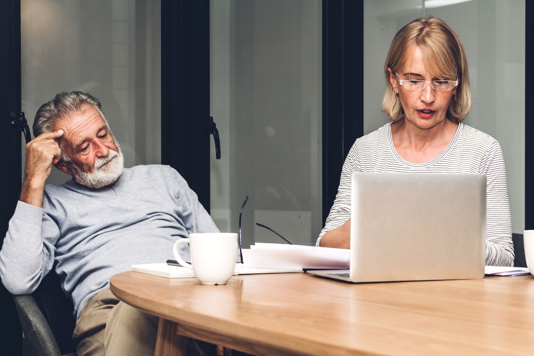 Seniors qui déclarent leurs frais d'EHPAD