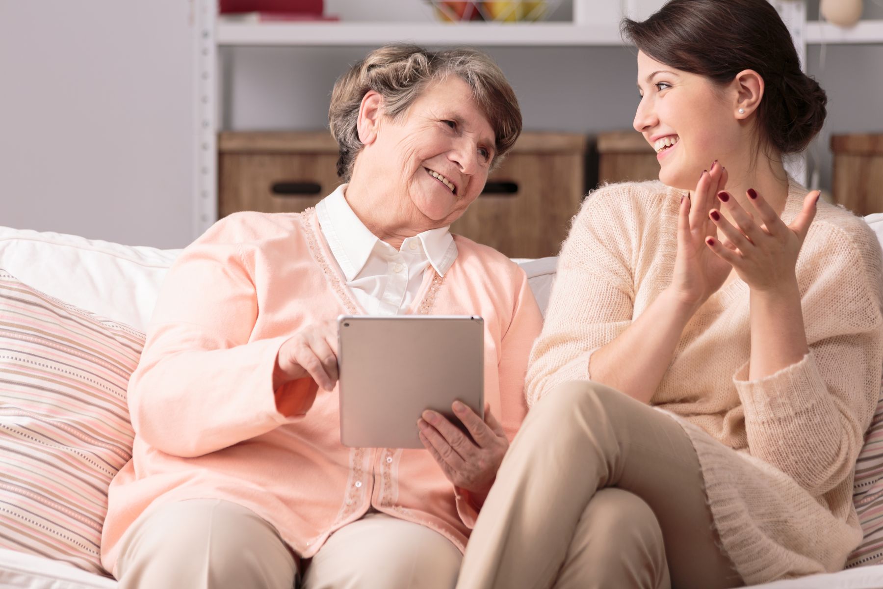 Senior et son aidante qui font les démarches pour mettre en place une sauvegarde de justice