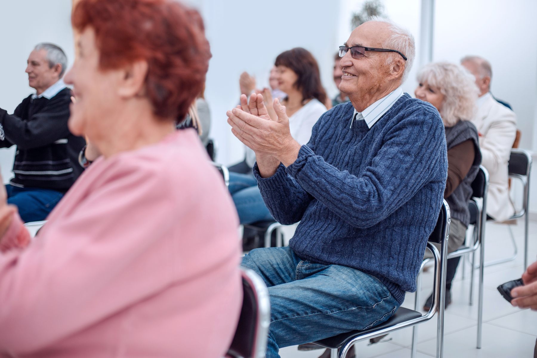 Seniors qui participent à un atelier organisé par le CCAS
