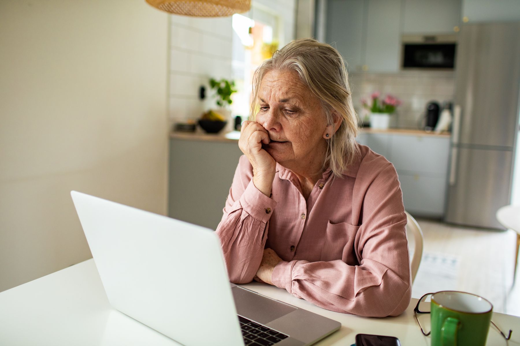 Senior qui se renseigne sur les aides pour réduire sa facture en EHPAD