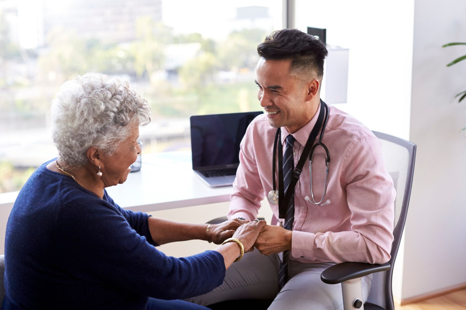 médecin évalue la perte d’autonomie et les besoins médicaux d'une senior