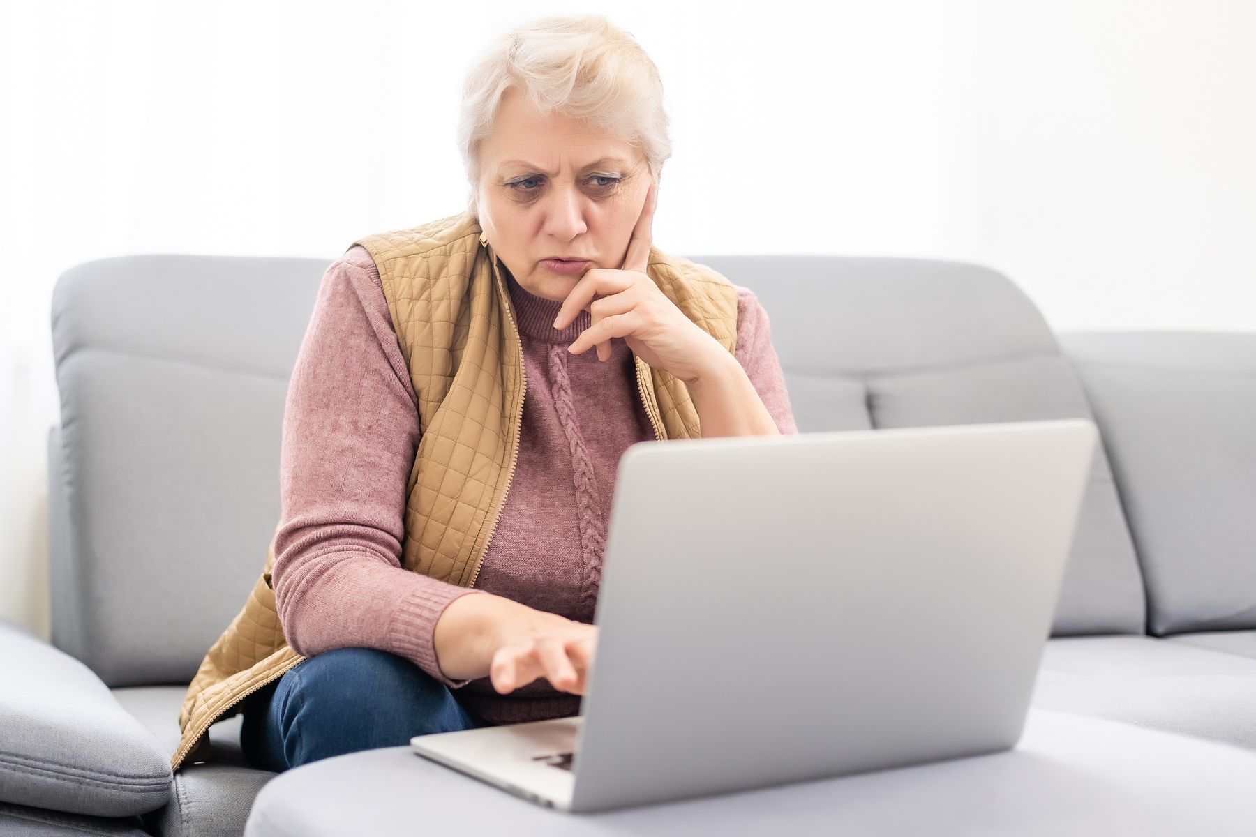 Senior qui fait son préavis pour changer d'EHPAD