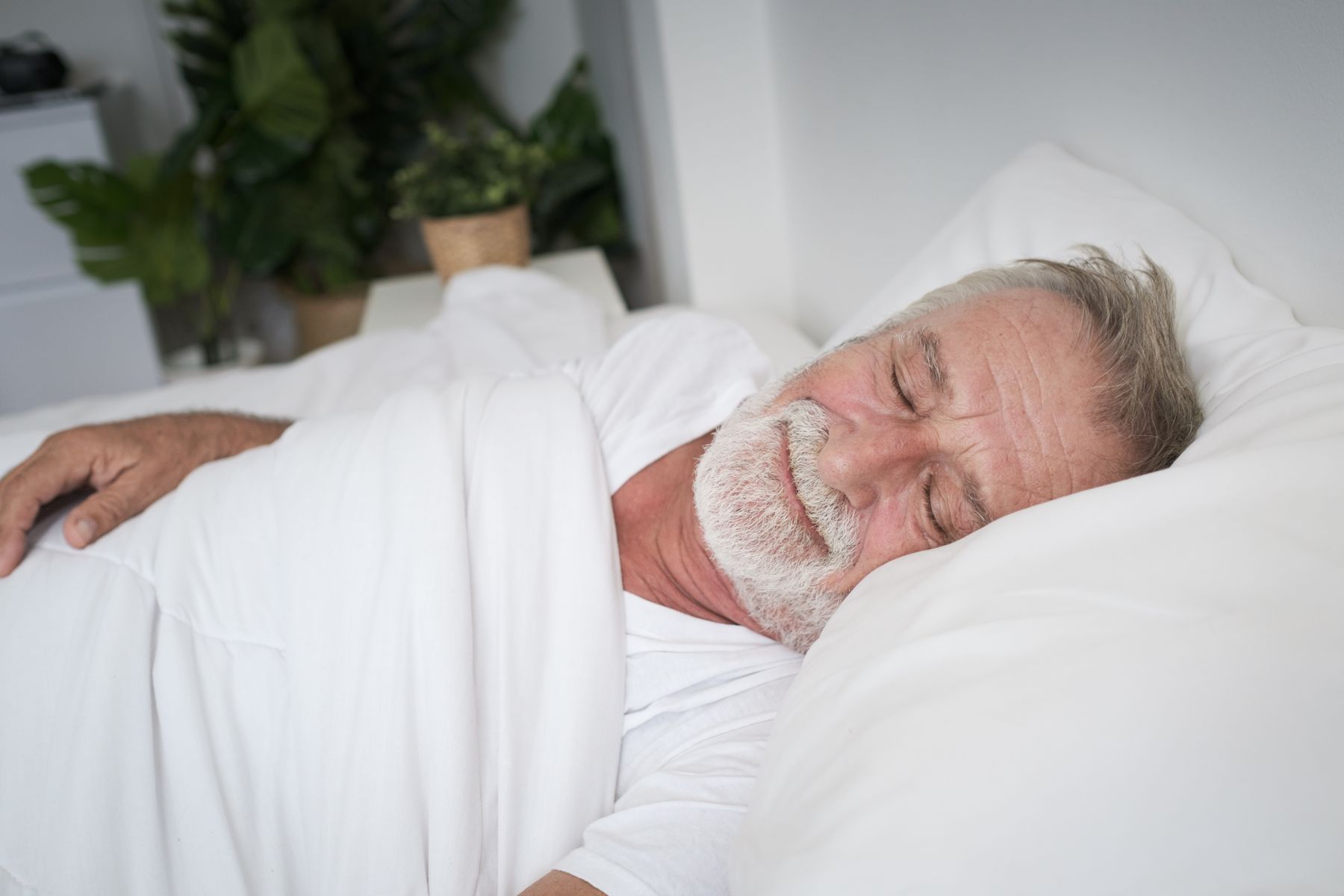 Senior avec une meilleure qualité du sommeil grâce à l’oxygénothérapie