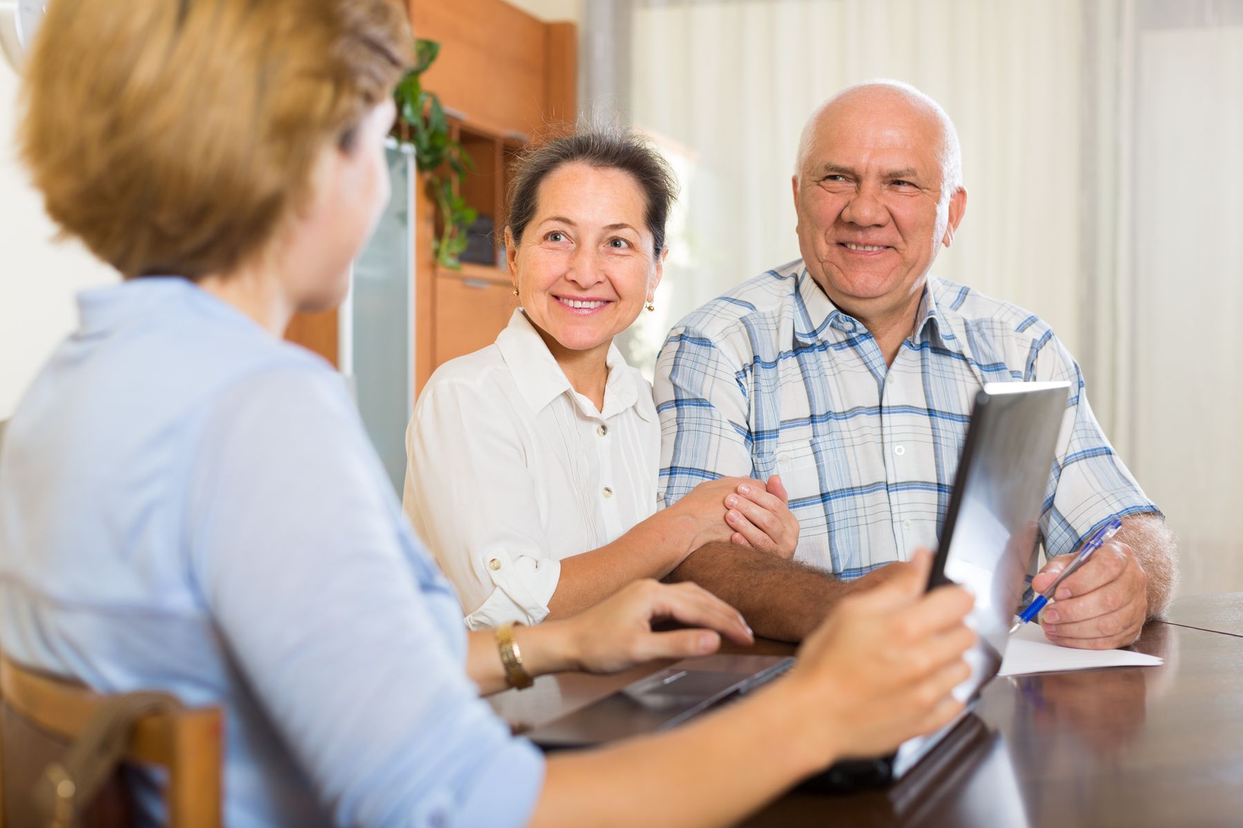Assistante sociale qui aide la famille à sortir de l’impasse