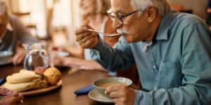 Qualité des repas en EHPAD : voici ce qui va vraiment changer dans l'assiette des résidents