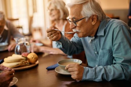 Qualité des repas en EHPAD : voici ce qui va vraiment changer dans l'assiette des résidents