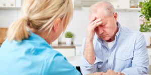 Crise de démence chez une personne âgée : causes (Alzheimer, alcool), symptômes, quoi faire et qui appeler en urgence