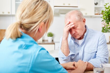 Crise de démence chez une personne âgée : causes (Alzheimer, alcool), symptômes, quoi faire et qui appeler en urgence