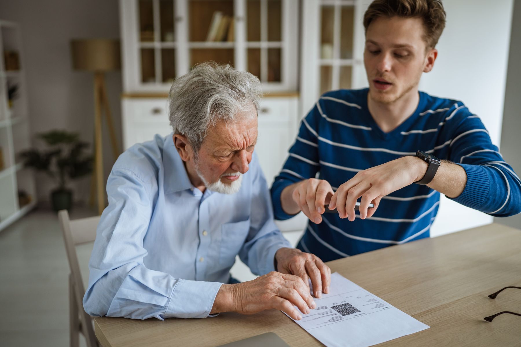 Habilité familial qui accompagne la personne âgée sans agir à sa place pour la conclusion de contrats et la gestion administrative et financière