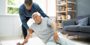 Personne âgée qui glisse du canapé au sol : voici ce que cela peut révéler et comment réagir