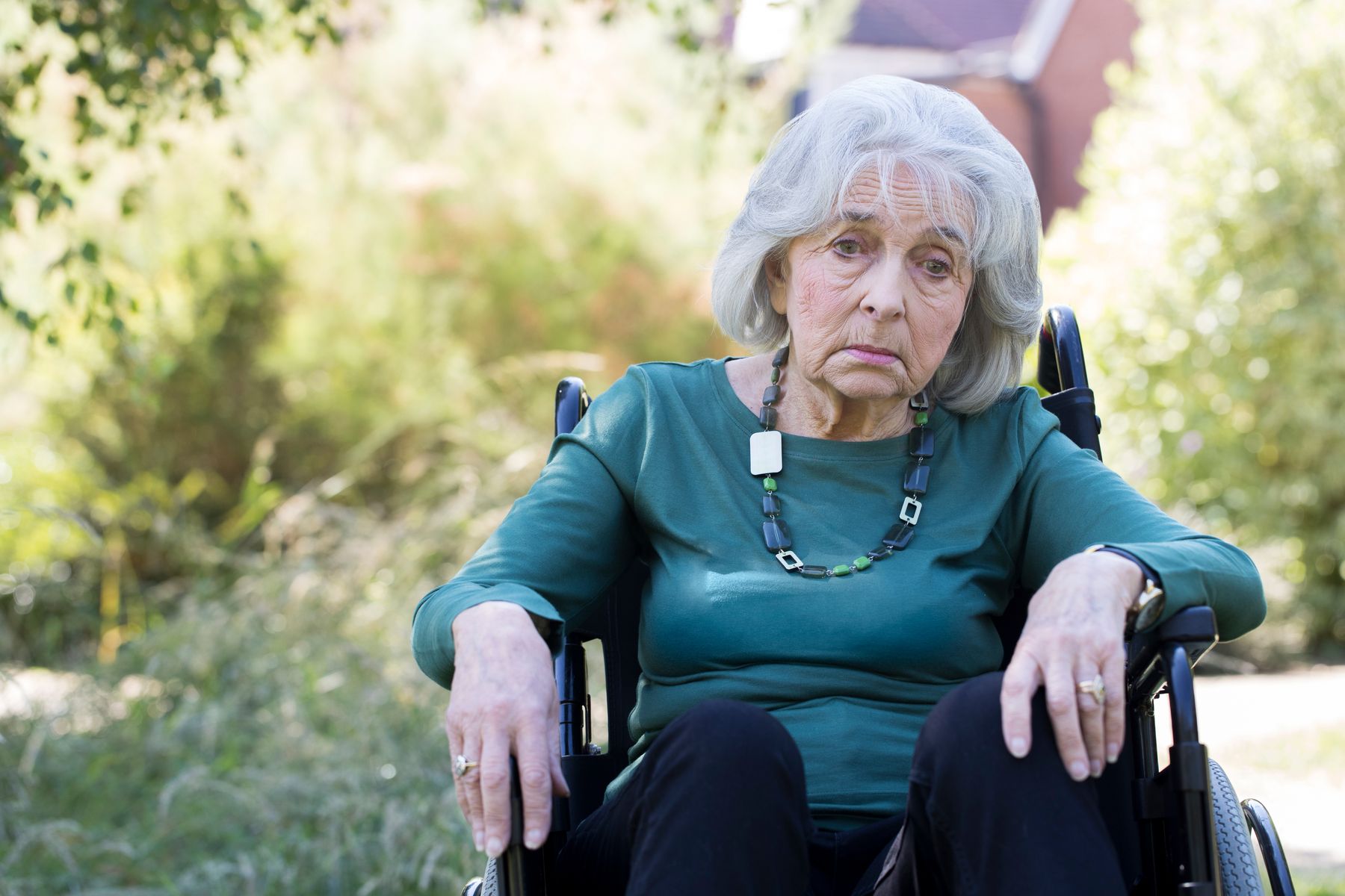 Senior qui présente plusieurs signes de démence 