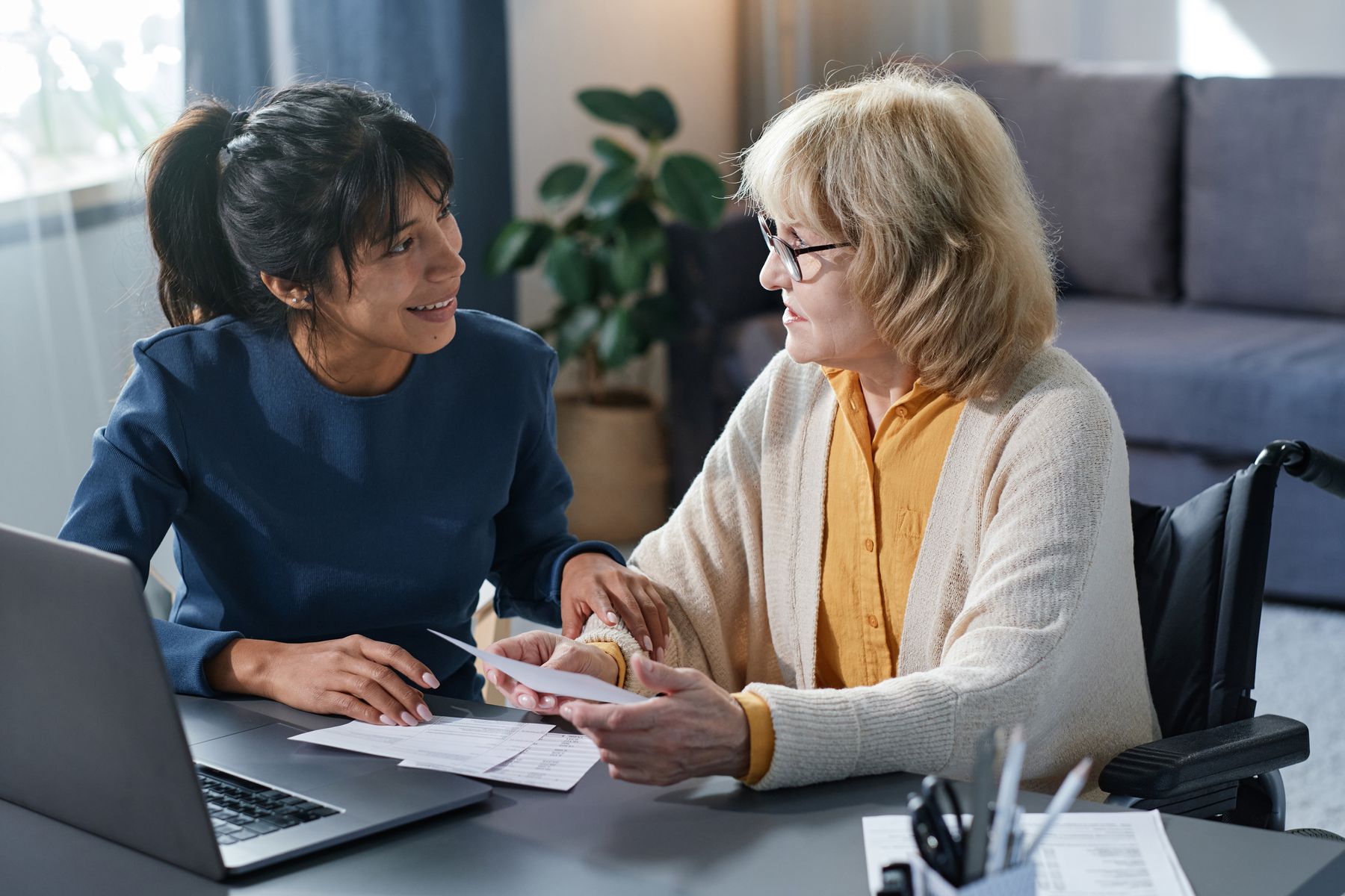 Aidante qui vérifie les finances de son proche senior