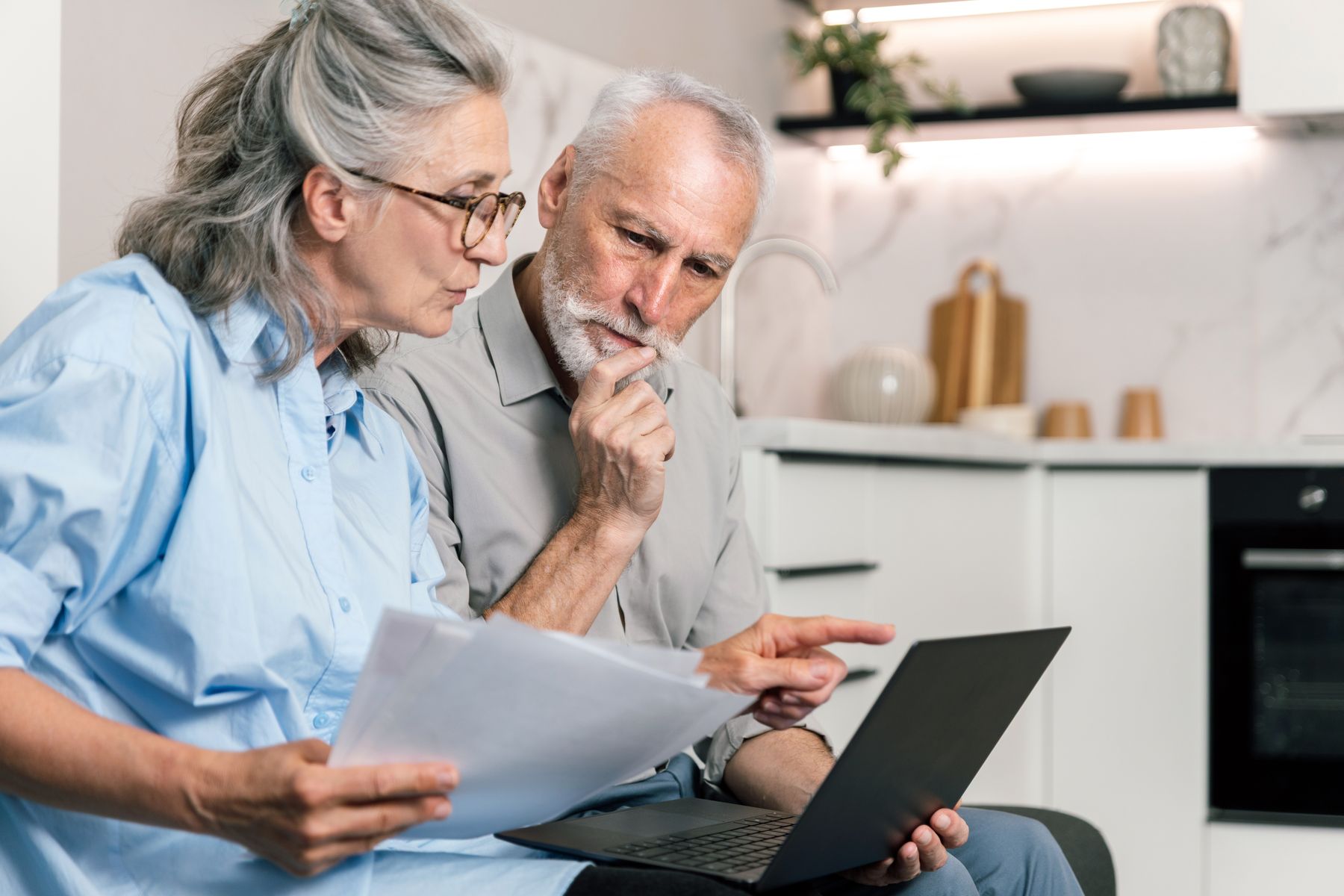 Seniors qui font la déclaration d’impôts et revenus